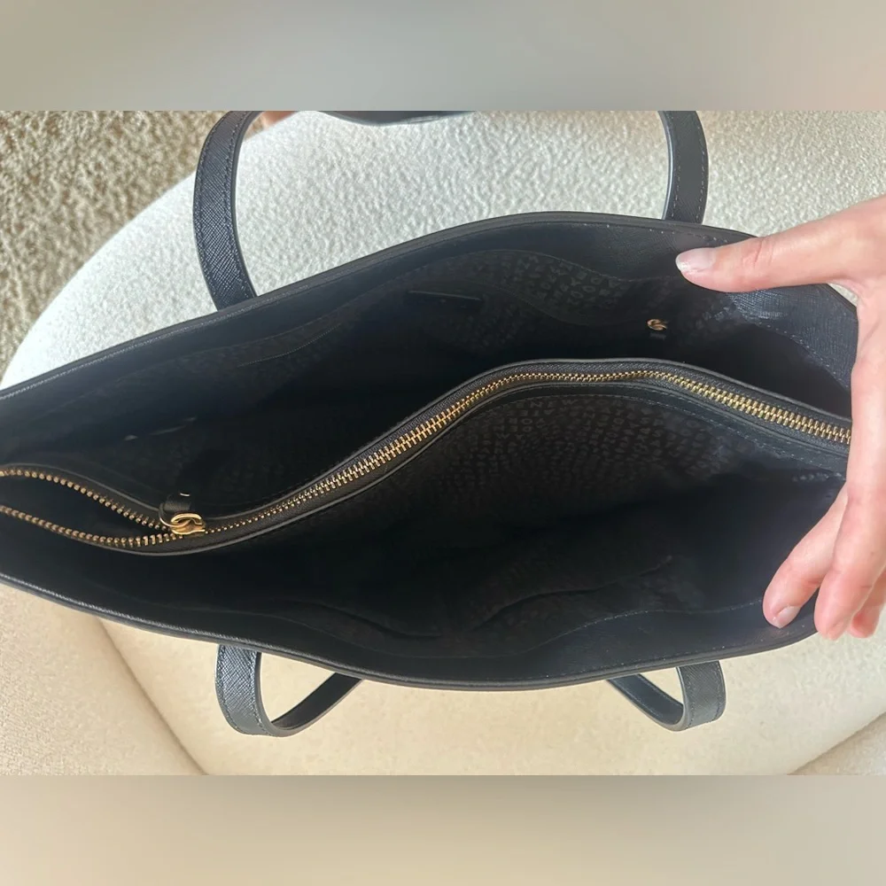 Kate Spade - large black purse. Great condition. Perfect for fall and winter